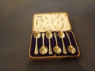 A set of 6 Art Deco silver coffee spoons with golf motifs, Sheffield 1933 by Walker & Hall, cased