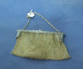 A lady's silver plated chain link evening bag