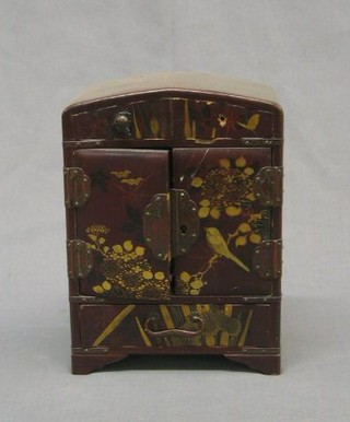 A dome shaped Oriental lacquered jewellery box 6"