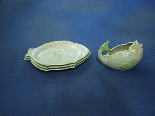 A Shorter & Sons pottery sauce boat in the form of a fish and 3 matching plates (1 f)