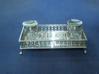 An Edwardian rectangular pierced silver standish with 2 cut glass inkwells with silver tops, raised on paw supports 7", 10 ozs