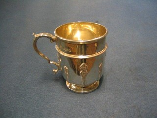 An Edwardian silver christening tankard with cast decoration Sheffield 1909, 4", engraved