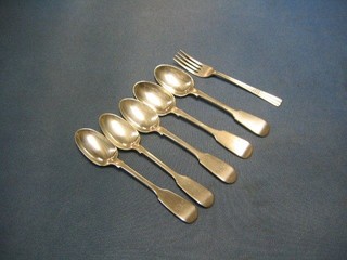 A set of 5 Victorian silver fiddle pattern teaspoons, London 1852 and a later silver fork