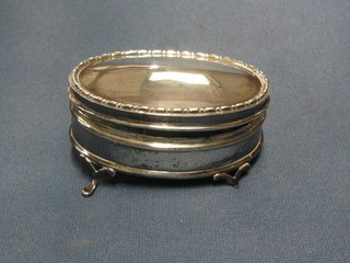 An oval silver trinket box with hinged lid, London 1911, 3 1/2"