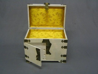 An Oriental lacquered jewellery box