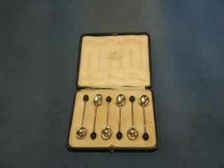 A set of 6 silver bean end coffee spoons, Sheffield 1922 by Walker & Hall, cased