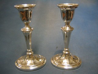 A pair of modern Georgian style silver candlesticks with detachable sconces, Sheffield 9"