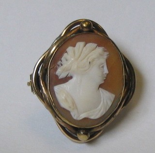 A lady's 19th Century shell carved cameo portrait brooch (cracked) contained in a pinch beck mount