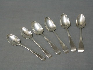 A pair of George III silver Old English pattern tea spoons, London 1810 and 4 George III silver Old English pattern teaspoons 1817, 4 ozs