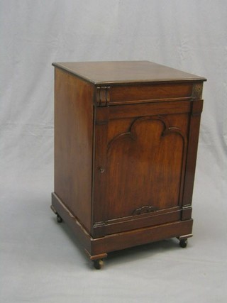 A William IV mahogany enclosed washstand, the interior fitted a blue and white pottery bowl, marked Panorama, the base fitted a cupboard enclosed by a panelled door 19"