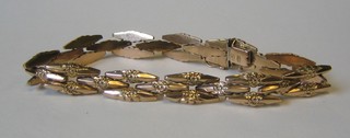 A lady's 18ct gold bracelet 8"