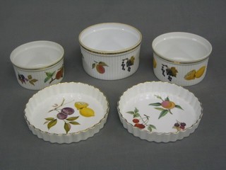 3 circular Royal Worcester Evesham Gold pattern flan dishes 7", 6 1/2" and 5 1/2" together with 2 circular flan dishes 7 1/2"