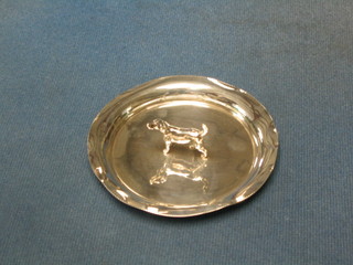 An Edwardian circular silver ashtray, the centre decorated a standing fox hound, Birmingham 1905, 1 ozs