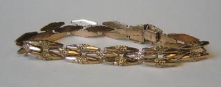A lady's 18ct gold bracelet 8"