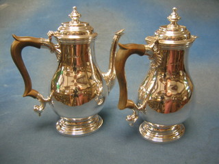 A silver Queen Anne style coffee pot of baluster form with beech handle, raised on a spreading foot, together with a silver hotwater jug, Birmingham 1926, 46 ozs