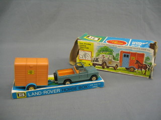 A Britains horse box and trailer (missing horse) no 9575, boxed (box damaged and Ranger Rover missing wing mirror)