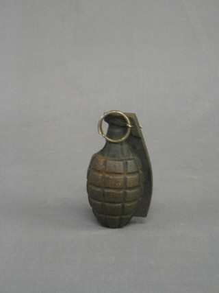 A reproduction training American pineapple hand grenade