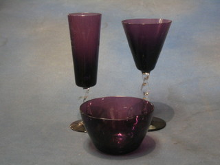 5 purple etched Venetian glass finger bowls decorated gondolas, do. champagne flute and 6 various glasses (1 f)