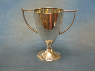 A silver twin handled presentation trophy cup, Sheffield 1923, 7 ozs
