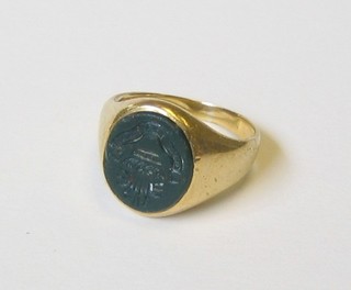 A gentleman's gold dress ring set an intaglio cut blood stone seal