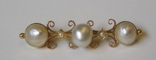A 15ct gold bar brooch set 3 pearls