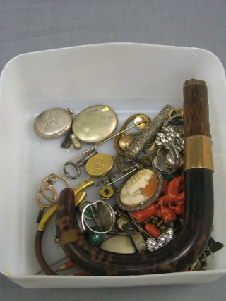 A collection of miscellaneous costume jewellery