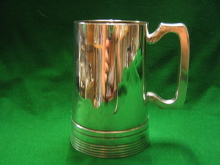 A silver pint tankard Sheffield 1947 by Walker & Hall, 14 ozs