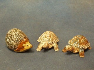 A Wade figure in the form of a hedgehog 4" and 2 ditto tortoises 4" (1f)