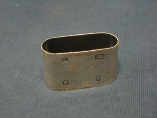 A modern plain silver napkin ring 1 ozs