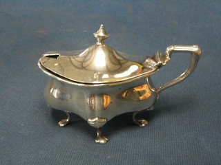 An Art Nouveau silver mustard pot with hinged lid and blue glass liner (chipped), raised on 4 hoof supports, Sheffield 1901 2 ozs