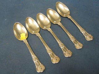 A set of 5 William IV silver Princes pattern pudding spoons London 1827 and 1829 10 ozs