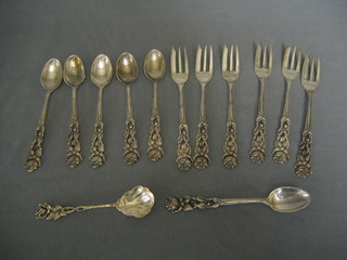 A Continental silver caddy spoon, the handle in the form of a rose together with 6 Continental silver teaspoons with similar decoration and 6 pastry forks, 8 ozs