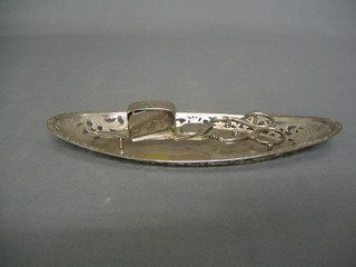 A Continental silver boat shaped snuffer tray together with a pair of candle snuffers, 7 ozs
