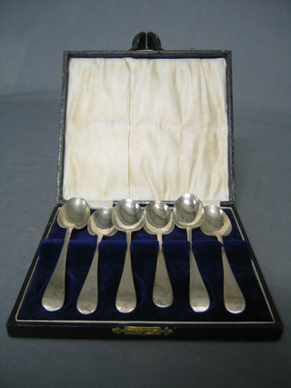 A harlequin set of 6 silver Old English pattern tea spoons, 3 ozs