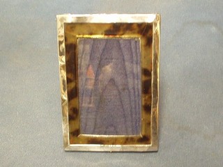 A rectangular silver and tortoiseshell easel photograph frame, Birmingham 1923 (tortoiseshell cracked and some rippling to silver) 5"