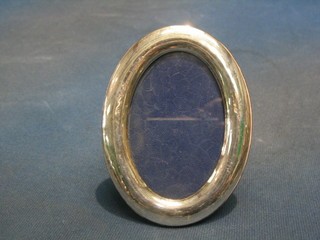 A modern silver oval easel photograph frame 5"