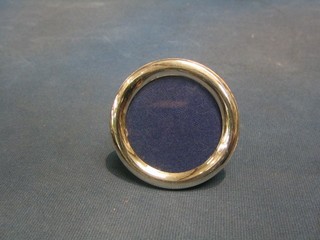 A modern circular plain silver easel photograph frame 3"