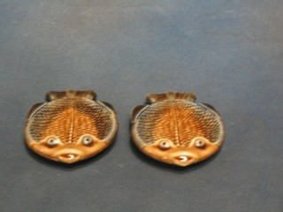 A pair of Wade fish shaped dishes 4"