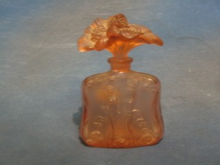 An Art Deco pink glass scent bottle, decorated 2 standing ladies, with flower head stopper (chip to stopper) 6"