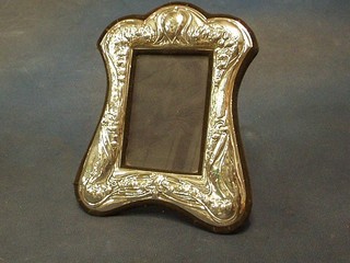 A modern embossed silver easel photograph frame 7"
