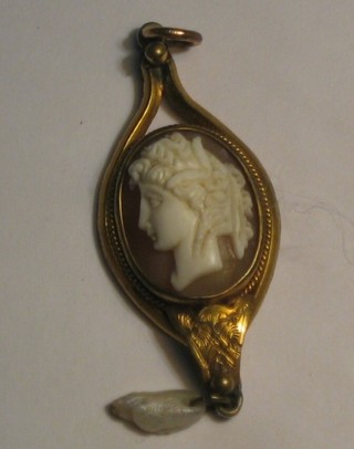 A lady's gold mounted shell carved cameo pendant
