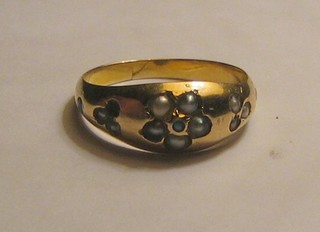 A lady's Victorian gold dress ring set demi-pearls and turquoise (1 pearl missing)