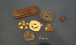 A pair of gilt framed pince nez and a collection of costume jewellery