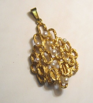 A pierced gold pendant set demi-pearls
