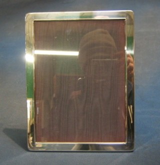 A modern plain silver plated easel photograph frame 9" x 7"