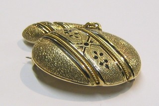 An oval gilt metal brooch set amethysts