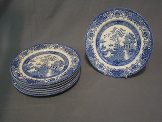 8 20th Century blue and white Willow pattern plates