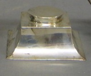 A square silver waisted inkwell with hinged lid (no bottle) Birmingham 1931 4"