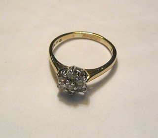 A lady's 9ct gold cluster ring set 9 diamonds
