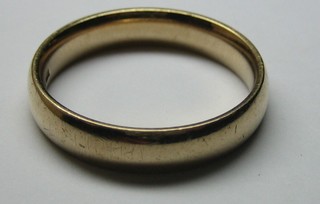 A 9ct gold wedding band